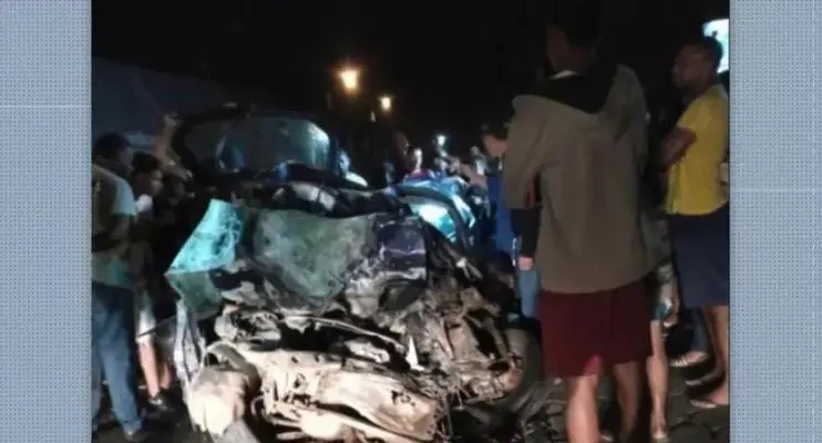 Estradas Acidente entre carro e carreta deixa três mortos na BR-101, em Conceição da Barra