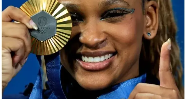 Estrela mais brilhante do Olimpo brasileiro, Rebeca Andrade é ouro no solo em Paris