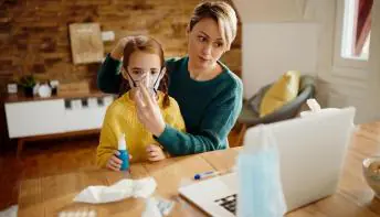 Estudo alerta que fumar perto de filhos aumenta chance de asma em futuros netos
