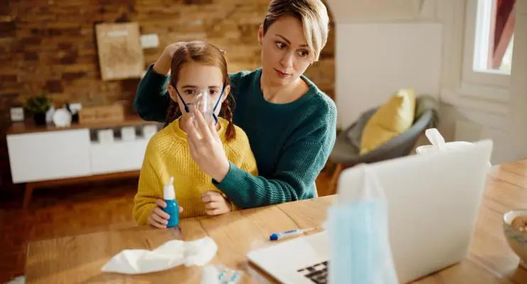 Estudo alerta que fumar perto de filhos aumenta chance de asma em futuros netos
