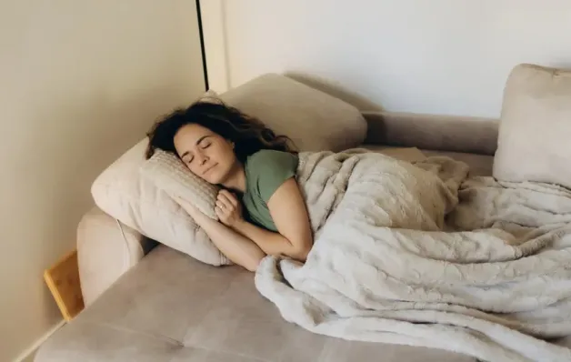 Estudo descobre que dormir demais aumenta o risco de morte. Saiba porquê