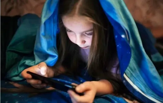 Estudo revela efeitos do celular na saúde mental dos jovens