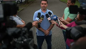 Ex-sócio de Flávio Bolsonaro em chocolataria cobra dívida milionária na Justiça