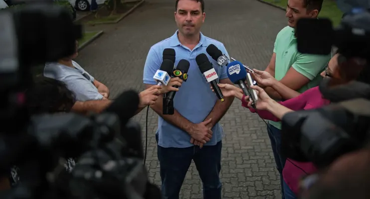 Ex-sócio de Flávio Bolsonaro em chocolataria cobra dívida milionária na Justiça