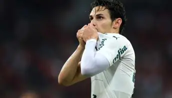 Exame detecta lesão e Raphael Veiga inicia corrida para nova decisão do Palmeiras