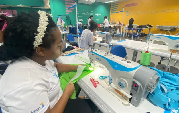 Exposição celebra formatura de alunos do projeto Ponto da Moda com peças autorais e sustentáveis em Salvador