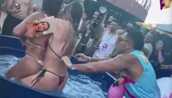 Expulso da Farofa da Gkay, Tirullipa puxou biquíni de várias convidadas