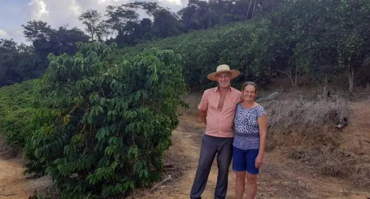 Família diversifica renda com auxílio do Incaper produzindo café e citros
