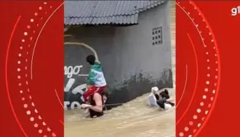 Famílias se seguram em corda para não serem levados pela chuva no ES; vídeo mostra grávida