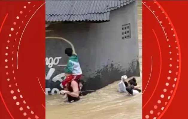 Famílias se seguram em corda para não serem levados pela chuva no ES; vídeo mostra grávida