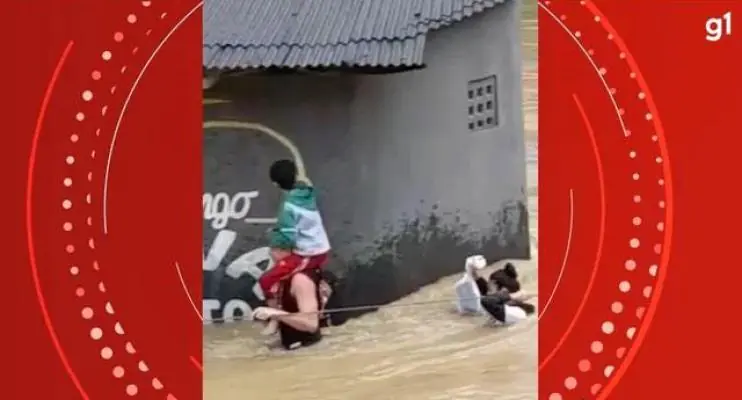 Famílias se seguram em corda para não serem levados pela chuva no ES; vídeo mostra grávida