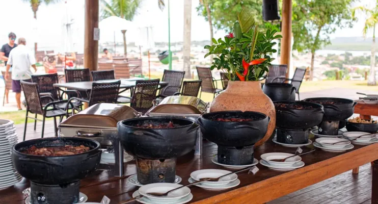 Feijoada Histórica durante o ano todo já é tradição no Porto Seguro Eco Bahia Hotel 