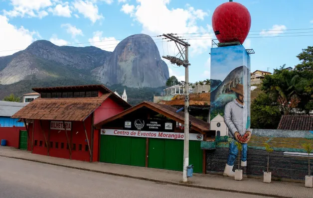 Festa do Morango resgata desfile cultural pelas ruas de Pedra Azul após quase 30 anos
