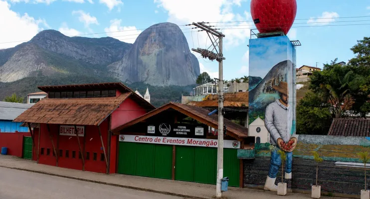 Festa do Morango resgata desfile cultural pelas ruas de Pedra Azul após quase 30 anos