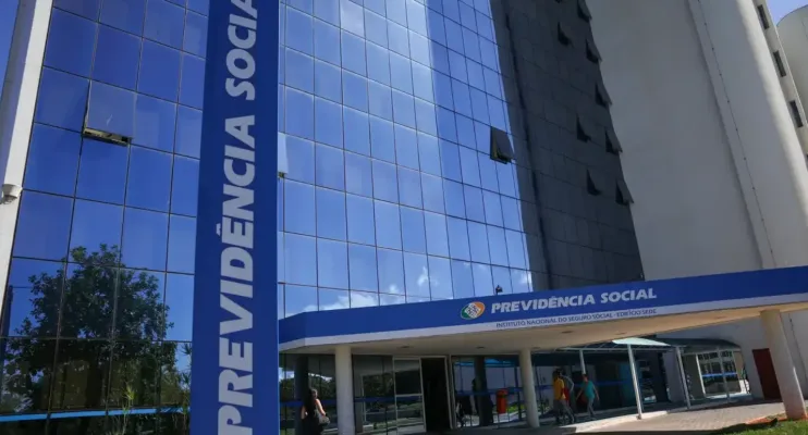 Fila do INSS cai ao menor nível em 21 meses, com 1,8 milhão de pedidos