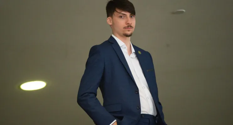 Filho de Bolsonaro é indiciado por falsidade ideológica e lavagem de dinheiro