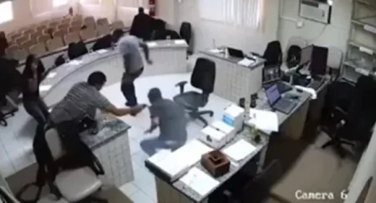 Filho interrompe júri e atira no assassino do pai 