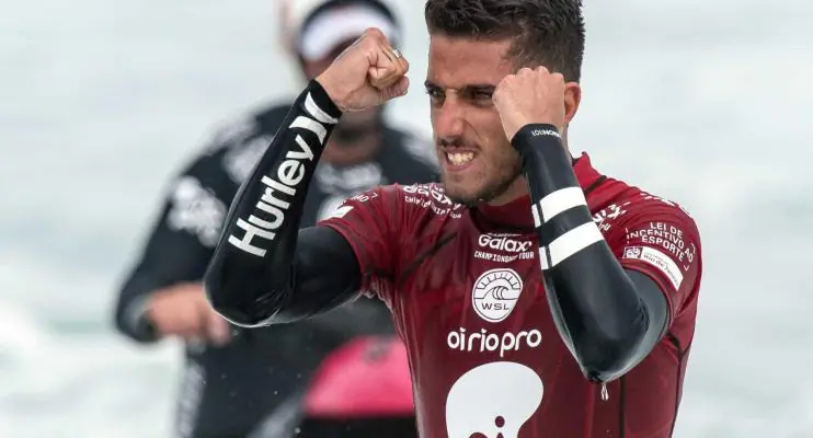Filipe Toledo cumpre profecia de Medina e vira campeão mundial de surfe