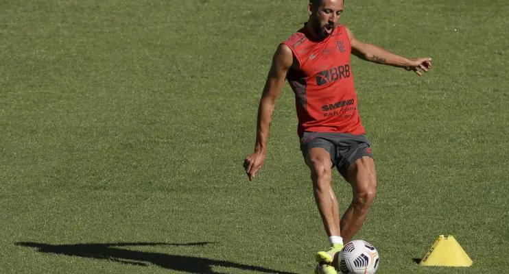 Flamengo anuncia rescisão contratual com Isla, que vai para a U. Católica