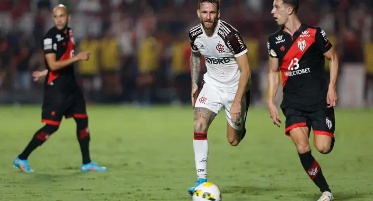 Flamengo empata com Atlético-GO e vê crise aumentar