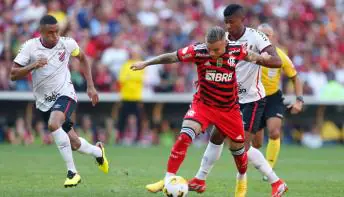 Flamengo goleia Athletico-PR e segue à caça do líder Palmeiras no Brasileiro