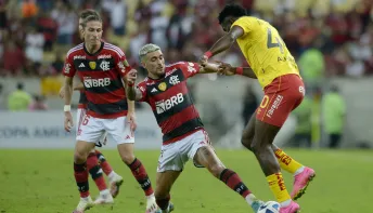 Flamengo goleia Aucas sob batuta de Bruno Henrique, mas avança em 2º da chave na Libertadores