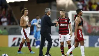 Flamengo não convence, mas triunfa na Libertadores