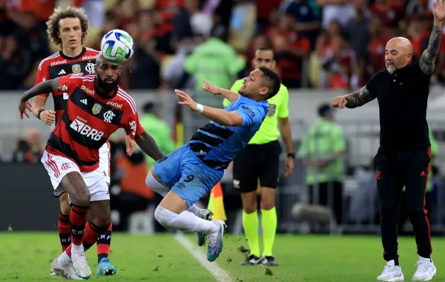 Flamengo vira contra Athletico em casa e larga na frente na Copa do Brasil
