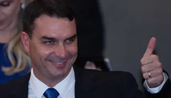 Flávio Bolsonaro elogia app do governo Lula para bloquear celular roubado