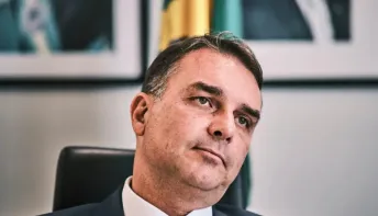 Flávio Bolsonaro promete reduzir impostos e diz que não fará economia em cima de aposentados