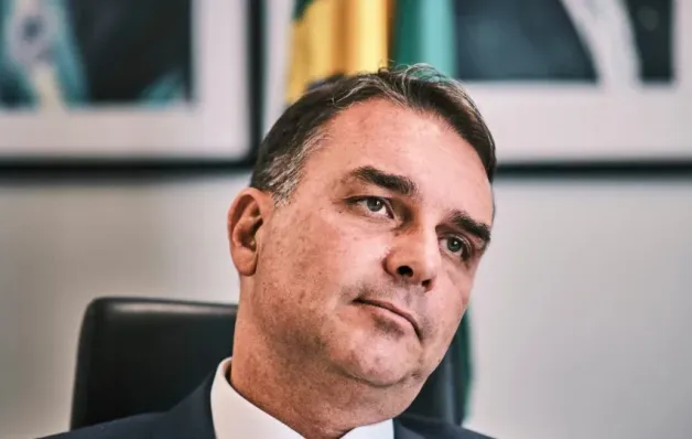Flávio Bolsonaro promete reduzir impostos e diz que não fará economia em cima de aposentados