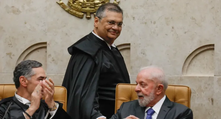 Flávio Dino toma posse como ministro do STF ao lado de Lula