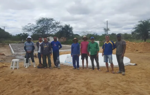 Formação de pedreiros de cisternas gera renda e segurança hídrica no interior da Bahia