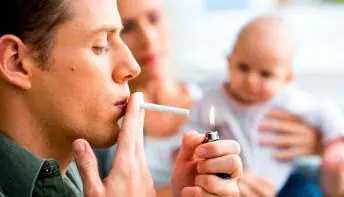 Fumar perto de filhos aumenta chance de ter netos asmáticos, diz estudo