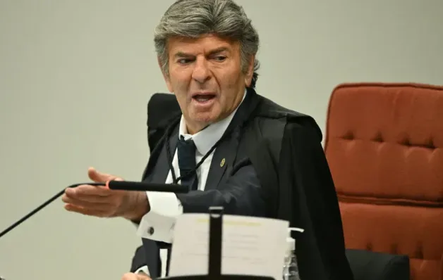 Fux absolve Bolsonaro e condena Braga Netto e Cid pela trama golpista