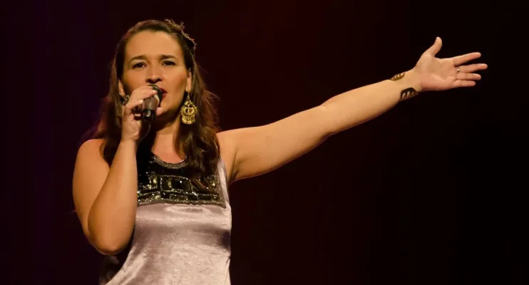 Gardenia Marques apresenta show CapixabicES no Festival Café Com Música, em Mantenópolis