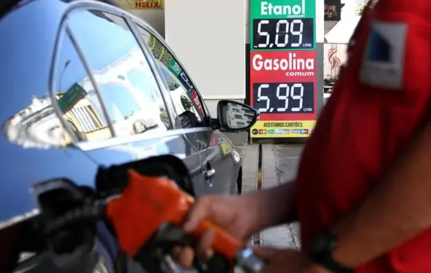 Gasolina 15% mais barata e leite 25% mais caro; veja variações para deflação