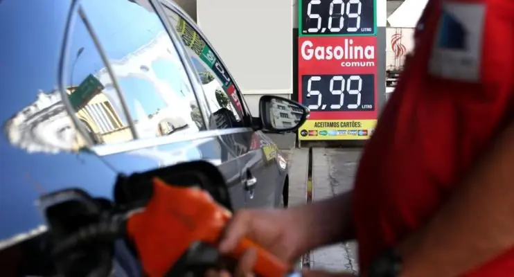 Gasolina 15% mais barata e leite 25% mais caro; veja variações para deflação
