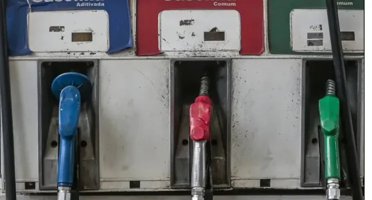 Gasolina e diesel vão subir amanhã, independentemente da Petrobras. Entenda por que e o custo no bolso