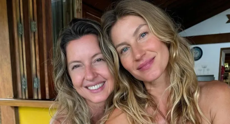 Gisele Bündchen comemora aniversário de 44 anos com irmã gêmea