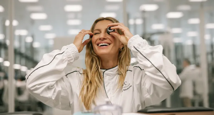 Gisele Bündchen exibe pela primeira vez barriguinha de grávida em evento