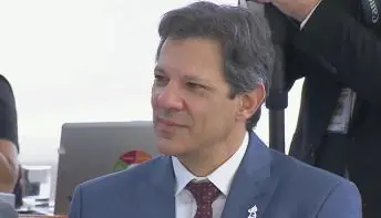 Haddad diz que juro rotativo do cartão prejudica pessoas de baixa renda, e negocia corte com bancos