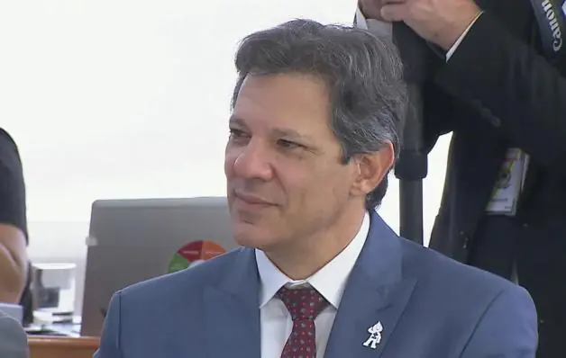 Haddad diz que juro rotativo do cartão prejudica pessoas de baixa renda, e negocia corte com bancos