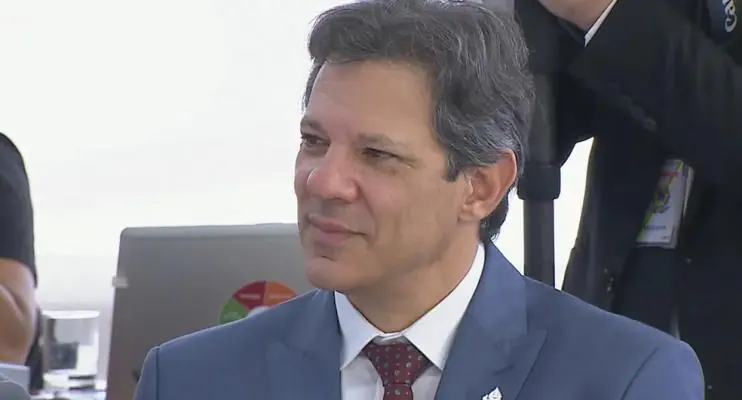 Haddad diz que juro rotativo do cartão prejudica pessoas de baixa renda, e negocia corte com bancos