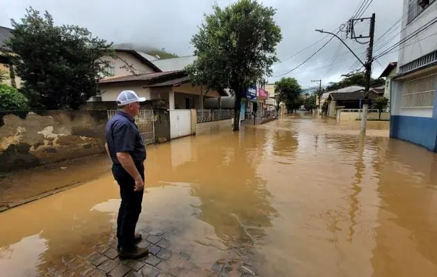 Governador do ES visita Mimoso do Sul após fortes chuvas