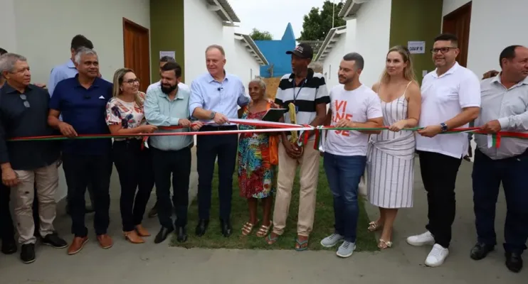 Governador entrega casas populares e anuncia novos investimentos em Viana