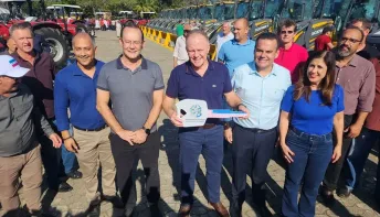 Governador Renato Casagrande entrega máquinas e equipamentos agrícolas para 41 municípios