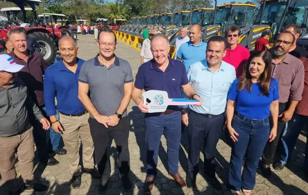 Governador Renato Casagrande entrega máquinas e equipamentos agrícolas para 41 municípios