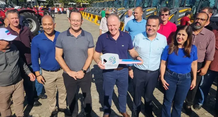Governador Renato Casagrande entrega máquinas e equipamentos agrícolas para 41 municípios