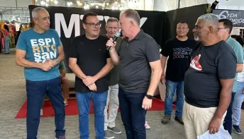 Governador Renato Casagrande visita feira Liquida Goiabeiras e elogia iniciativa de moradores